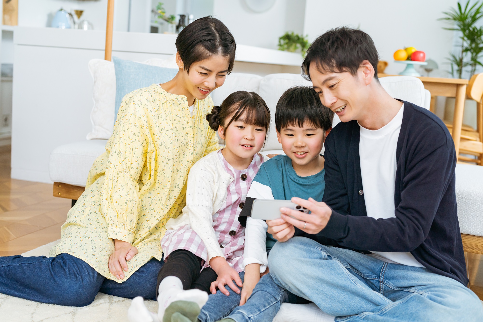 スマホをみる家族