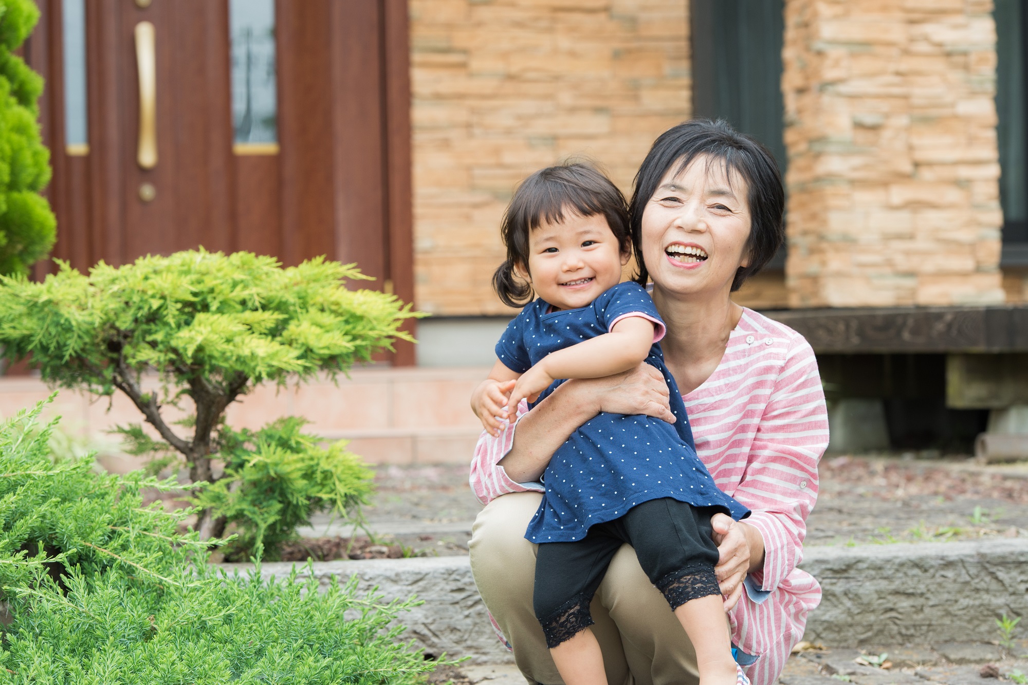 年を重ねた女性と孫